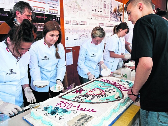 Skoro urodziny, to musiał być i tort. A nawet cztery 25-kilogramowe torty. Jubileusz 750-lecia w końcu zobowiązuje...