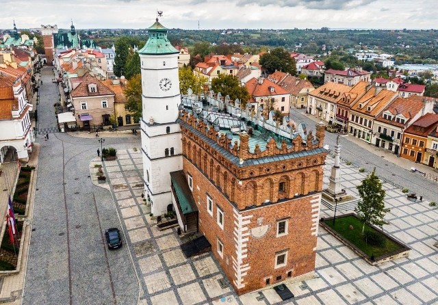 W sobotę, 8 maja, hotele otwierają się dla turystów, po długiej przerwie spowodowanej obostrzeniami sanitarnymi w związku z pandemią koronawirusa. Sandomierz spodziewa się najazdu turystów, a właściciele sandomierskich hoteli cieszą się, że wreszcie będą mogli przyjmować gości. - Zainteresowanie jest duże - mówią jednogłośnie. Większość miejsc w sandomierskich hotelach na najbliższy weekend z soboty na niedzielę, 8-9 maja, jest już zarezerwowanych. Ale są jeszcze wolne pokoje.NA NASTĘPNYCH SLAJDACH ZOBACZCIE, JAK WYGLĄDA SYTUACJA W KILKU ZNANYCH HOTELACH W SANDOMIERZU >>>>>>>>