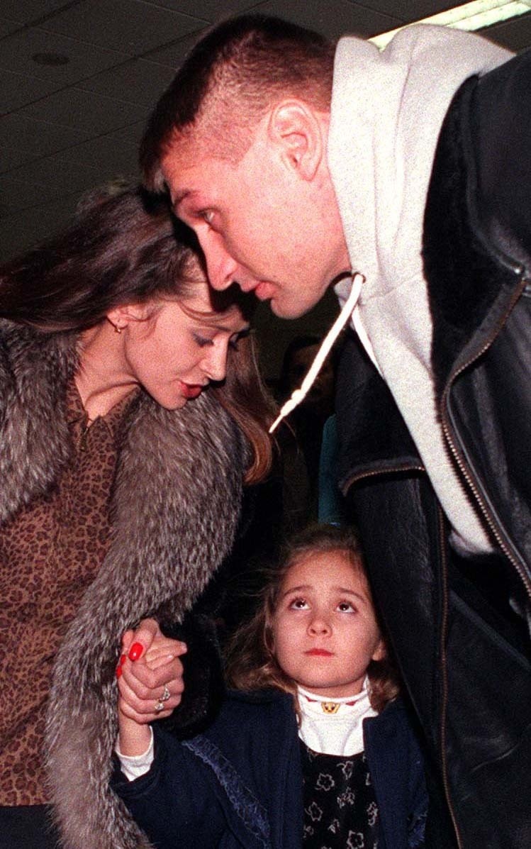 Andrzej i Mariola Gołotowie z córką w 1996 roku