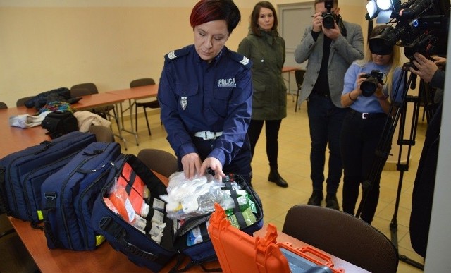 Defibrylator i zawartość torby medycznej przekazanej policjantom.