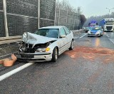 Plaga wypadków i kolizji na drogach w Śląskiem. Są poszkodowani, śliska nawierzchnia zaskoczyła kierowców