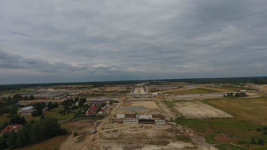 S17. W końcu zniknie drogowe „wąskie gardło” w Kołbieli. Zobacz, jak powstaje obwodnica tej miejscowości