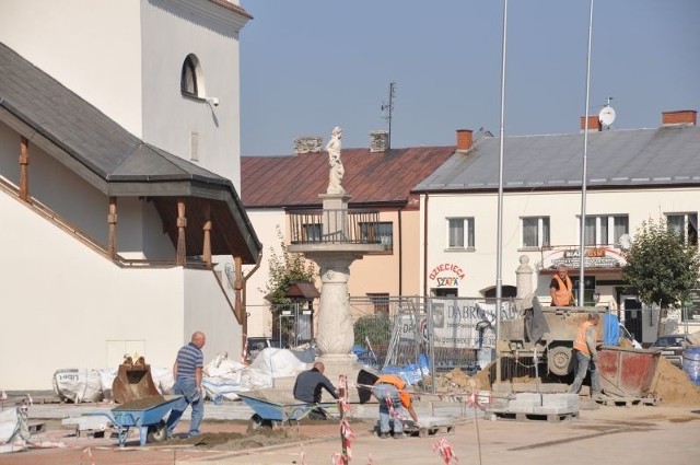 Teren obok ratusza w Szydłowcu przypomina jeszcze plac bu-dowy. Ma to zmienić się w połowie października, wtedy według zapewnień władz zakończy się rewitalizacja centrum