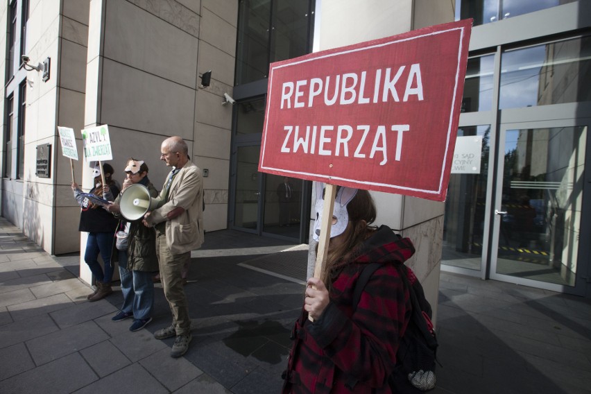 Happening pod sądem w Krakowie. Nie chcą myśliwych na swojej ziemi