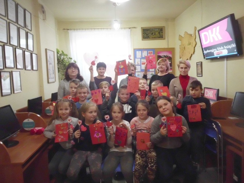 Czwartkowe Walentynki w bibliotece w Pawłowie z iskierką sympatii