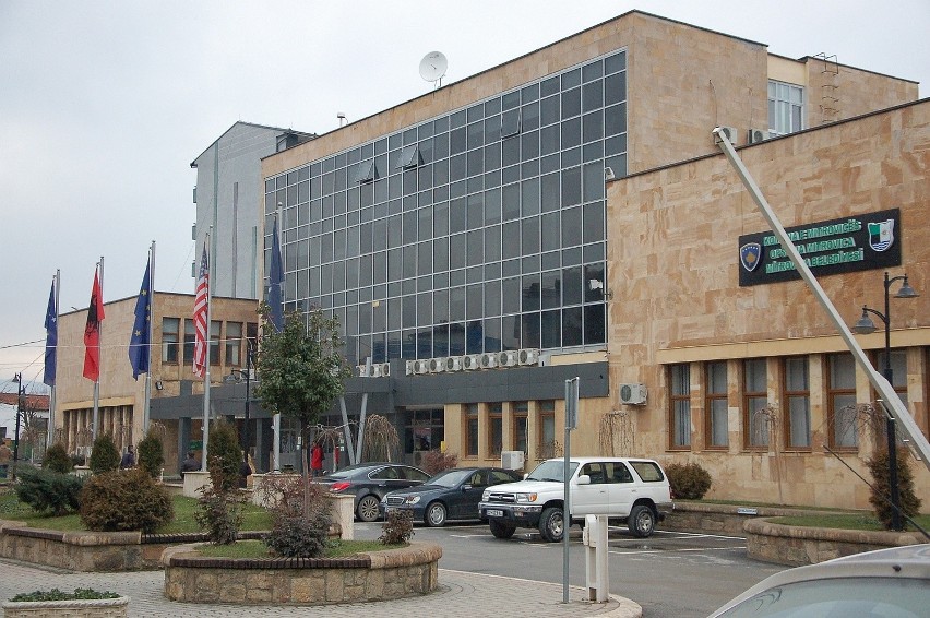 Budynek Rady Gminy w albańskiej częśći Mitrovicy