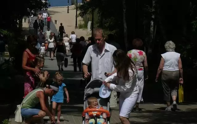 Na promenadzie najgorzej jest w przejściach na plażę. Narzekają szczególnie klienci smażalni.