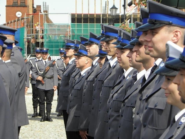 Kilkudziesięciu policjantów z powiatu inowrocławskiego zostało awansowanych na wyższe stopnie