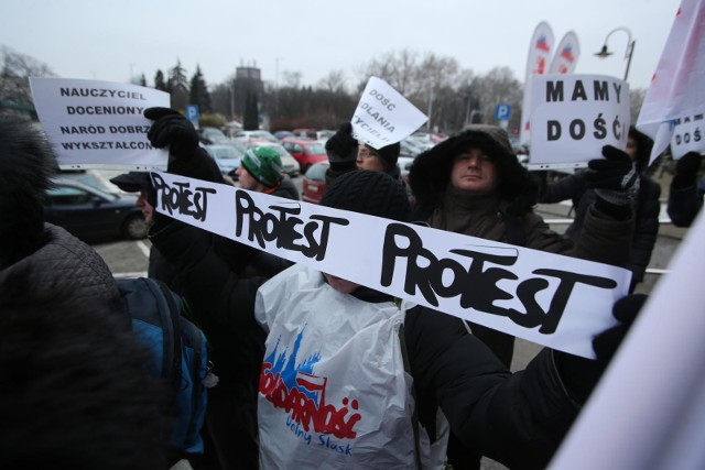 Wiele wskazuje na to, że wiosną nauczyciele naprawdę mogą odejść od tablic. W poniedziałek dyrektorzy szkół i placówek w Toruniu otrzymali od związkowców żądania płacowe.Czytaj też:Praca w regionie - oferty od 5 tys. złZginęli nim dosięgnęła ich sprawiedliwośćZarobki w toruńskiej straży miejskiejO tym, że pedagodzy tracą cierpliwość, wiadomo co najmniej od grudnia. Od wielu miesięcy branżowe związki zawodowe nie mogą się porozumieć z Anną Zalewską, szefową resortu edukacji w kwestiach płacowych. Związek Nauczycielstwa Polskiego chce podwyżek na poziomie tysiąca złotych ze spłatą od stycznia, a ministerstwo się na nie nie zgadza.