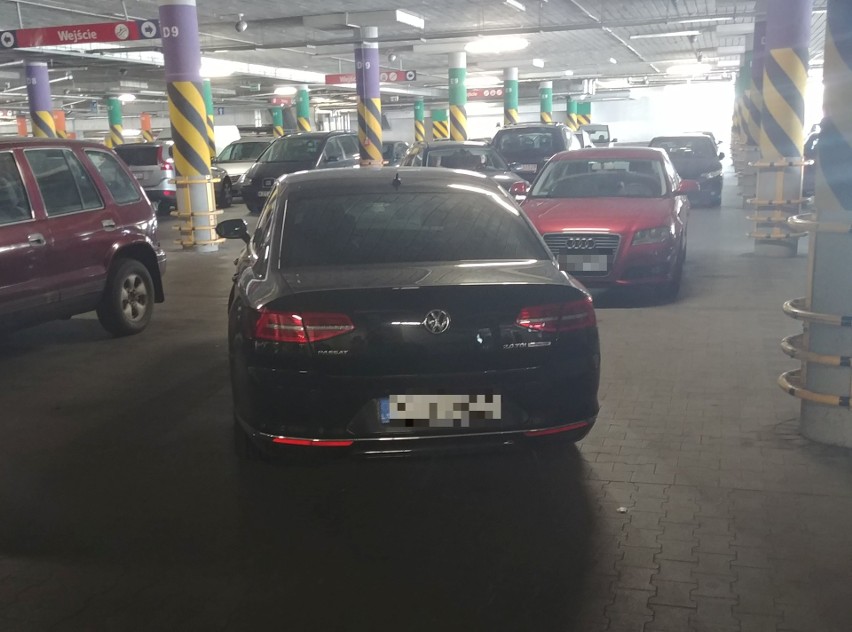 Suwałki: Parkowanie na chama w podziemnym parkingu Tesco. Samochód na litewskich numerach zajął dwa miejsca [ZDJECIA]