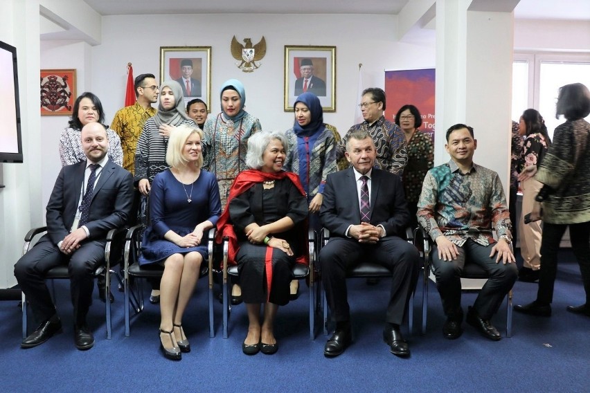 Wspólne zdjęcie polskich i indonezyjskich dyplomatów.