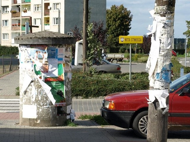 Mieszkańcy mogą naklejać ogłoszenia na przeznaczonych słupach. Niekiedy obklejają nimi jednak płoty, czy słupy telefoniczne i trakcji elektryczne.