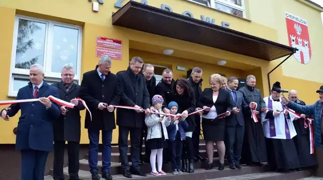 W akcie przecięcia symbolicznej wstęgi uczestniczyli zaproszeni goście.