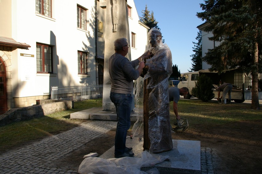 Pomnik Jana Pawła II stanął przy gorlickiej farze [ZDJĘCIA]