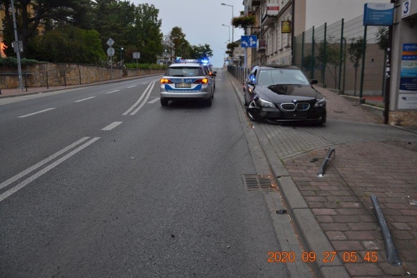 Pijany kierowca BMW ściął jedenaście słupków przy ulicy...