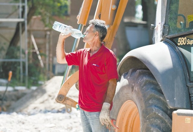 Pan Janusz pracuje na budowie szpitala przy Obrońców Wybrzeża w Słupsku. Upał jest nieznośny, ale tu pracodawca dba o regularne dostarczanie wody.