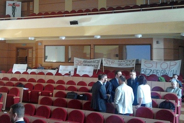 Przed rozpoczęciem sesji rady miejskiej w urzędzie wojewódzkim pojawiły się transparenty