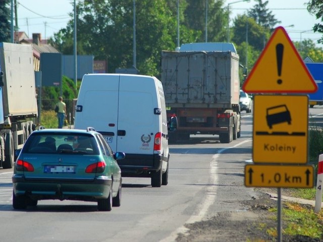 Ulica Kwiatkowskiego w Sandomierzu wymaga pilnej interwencji. Wkrótce wymieniona zostanie asfalt. Na pewno kierowców nie ominą gigantyczne korki.