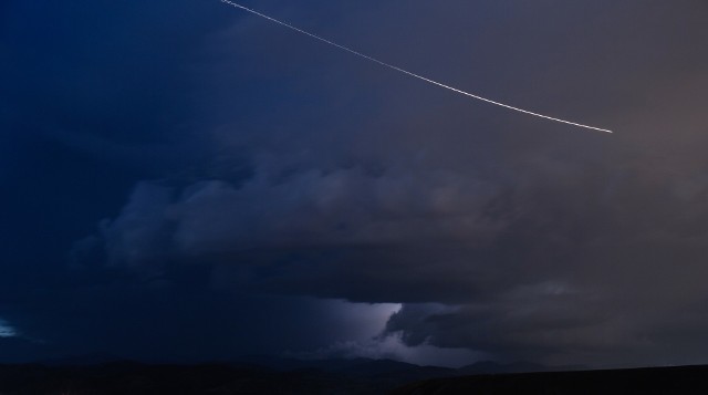 Spadające meteory będą widoczne jako jasne smugi na niebie