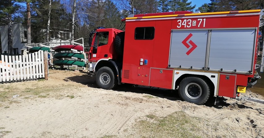 Zakończyła się akcja straży i policji na jeziorze w Krzyni. Kapoki znaleziono na brzegu