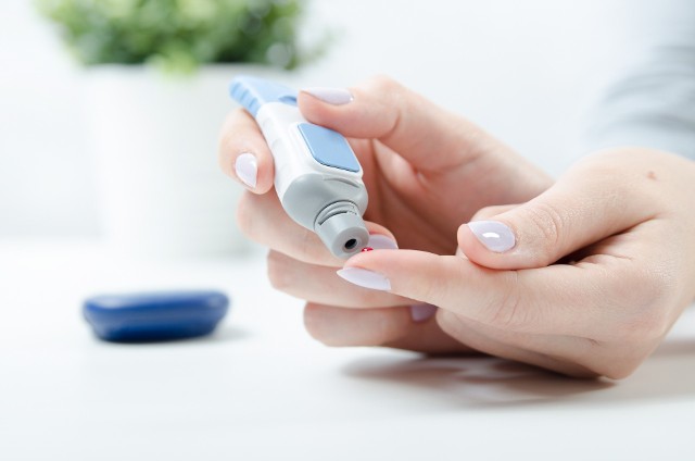 Regularnie wykonywanie badania poziomu glukozy we krwi umożliwia kontrolę cukrzycy za pomocą odpowiednich dawek leków.