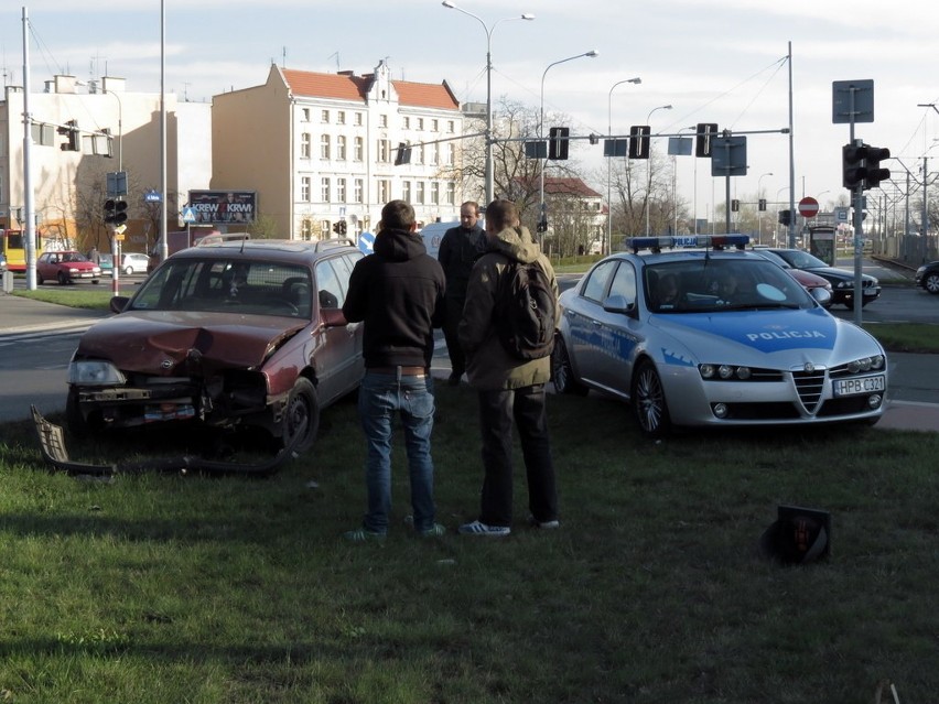 Wrocław: Ulica Bałtycka, zderzenie z sygnalizatorem (ZDJĘCIA)