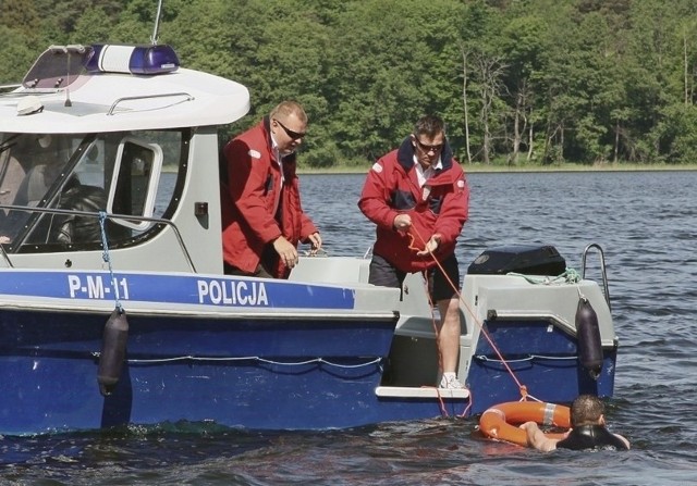 Na jeziorze Necko wywróciła się żaglówka. Policja uratowała ludzi | Kurier  Poranny