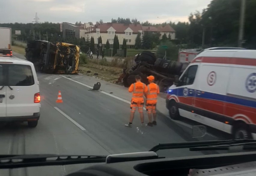 Wypadek na S8 w Turzynie. Ciężarówka, która holowała...