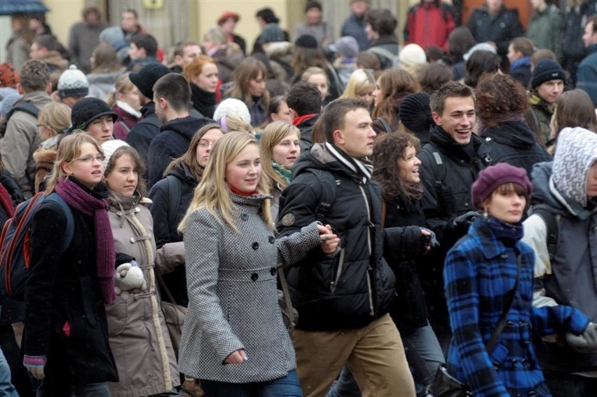 Opole: Polonez maturzystów na Rynku.