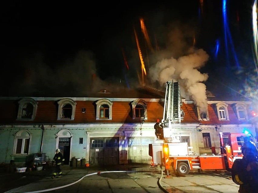 Pożar budynku wielorodzinnego przy pałacu w Kochcicach....