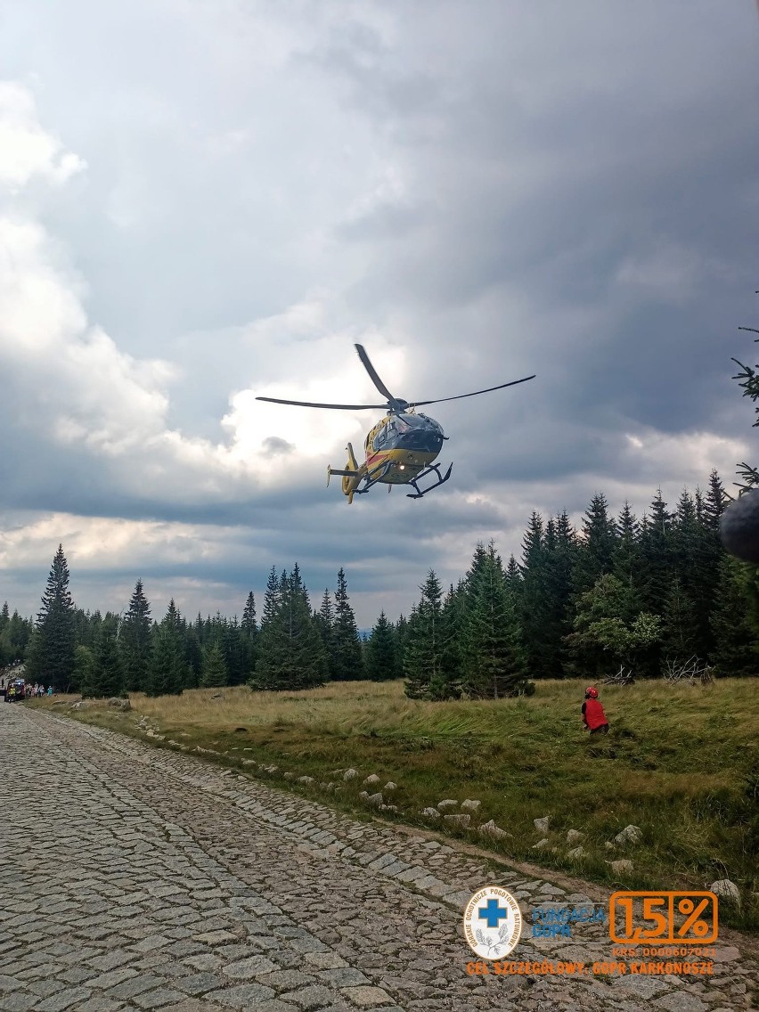 W sierpniu ratownicy górscy uratowali życie turysty, który...