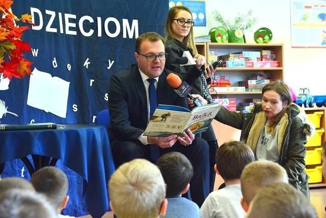 W ramach akcji „Cała Polska czyta dzieciom” Radosław Witkowski zaprezentował uczniom bajkę, w której potępiona jest zachłanność, a osiągane korzyści bez pracy mogą być źródłem nieszczęścia.