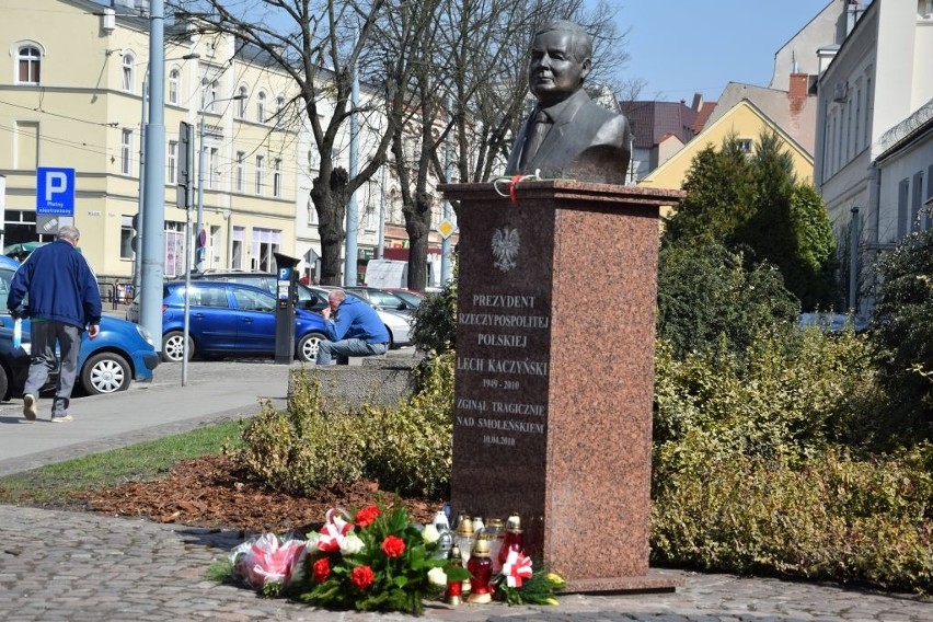 Pod pomnikiem Lecha Kaczyńskiego złożone zostały kwiaty.