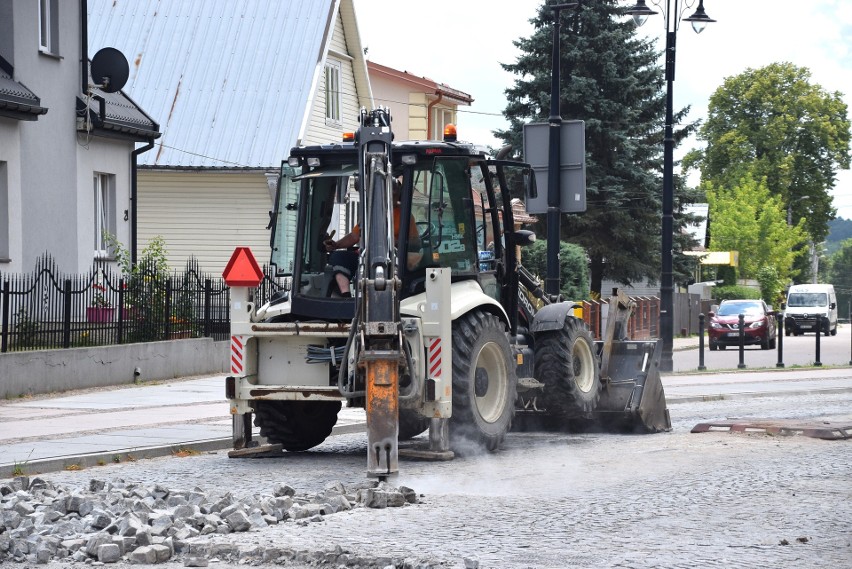 W Wasilkowie ruszyła wymiana kostki brukowej na asfalt. Prace mają trwać przez miesiąc 