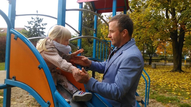 Mariusz Szczepko ze starszą córeczką Amelią. Młodszej, narodzonej pół roku temu Michaliny, jeszcze nie miał okazji zobaczyć...