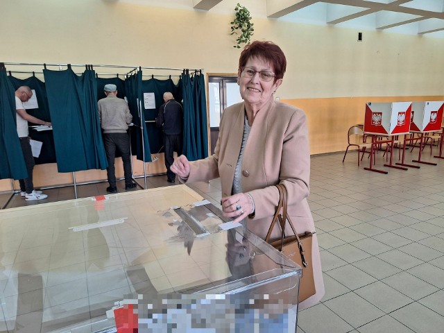 Głosowanie w obwodowej komisji wyborczej numer 4 w Pedagogicznej Bibliotece Wojewódzkiej w Kielcach - filia w Jędrzejowie.