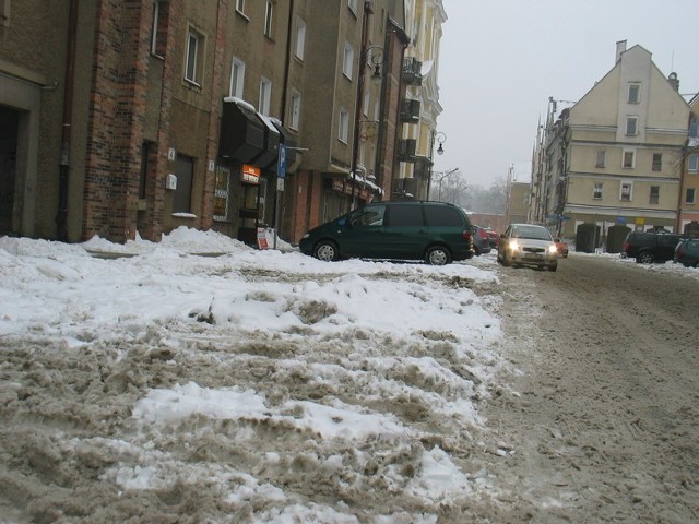 Ten parking normalnie funkcjonuje - zapewniono nas w Strefie Płatnego Parkowania. Ale jednak nie funkcjonuje, bo jest zasypany śniegiem...