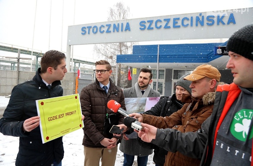 "Gdzie jest prom?", "propaganda sukcesu". Happening Młodych Demokratów przed Stocznią Szczecińską [zdjęcia, wideo]