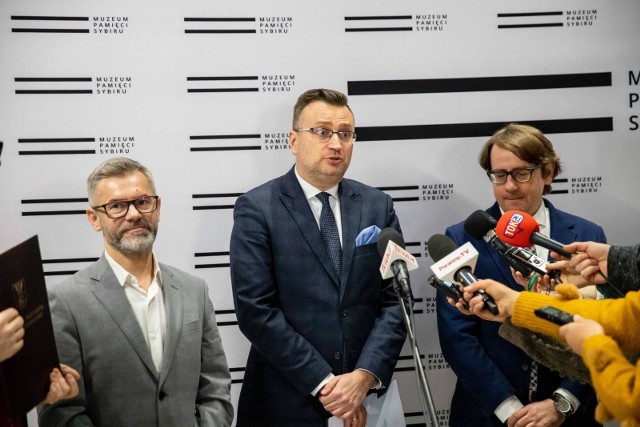 Grzegorz Kuczyński (od lewej), Rafał Rudnicki i Wojciech Śleszyński zapraszają na obchody 80. rocznicy pierwszej wywózki na Wschód