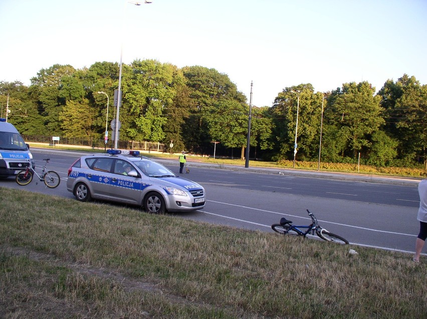Wypadek na Piłsudskiego w Łodzi. Zderzenie rowerzystów na ścieżce. Jedna osoba ranna [ZDJĘCIA]