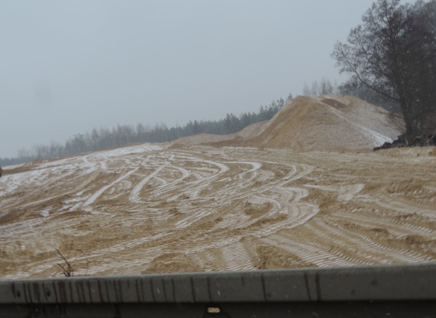 Małkinia Górna. Budowa wiaduktu drogowego na linii kolejowej Warszawa-Białystok. 24.03.2021. Zdjęcia