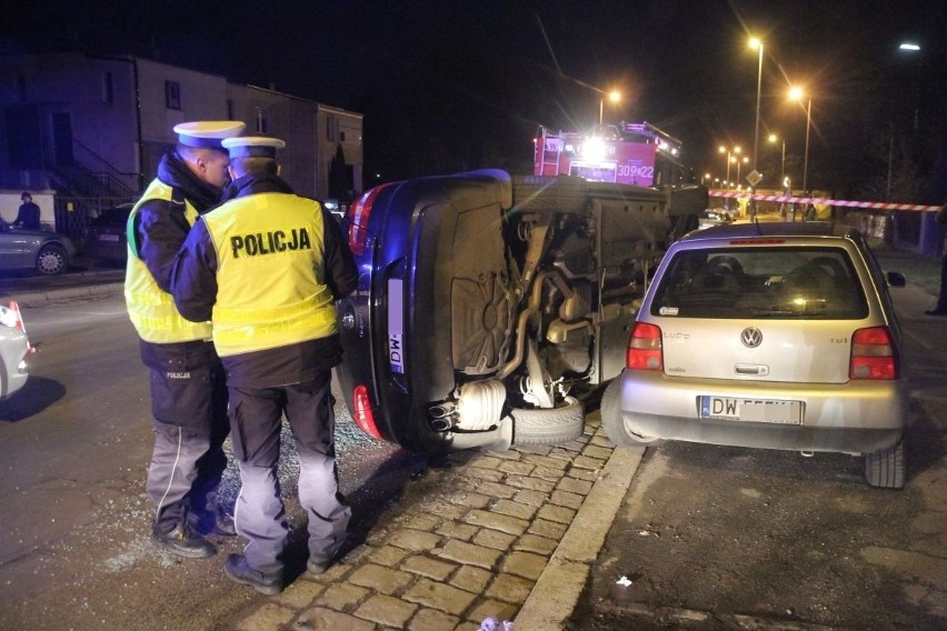 Wrocław: Kobieta w ciąży wjechała w zaparkowane auto i... przewróciła swój samochód (ZDJĘCIA)