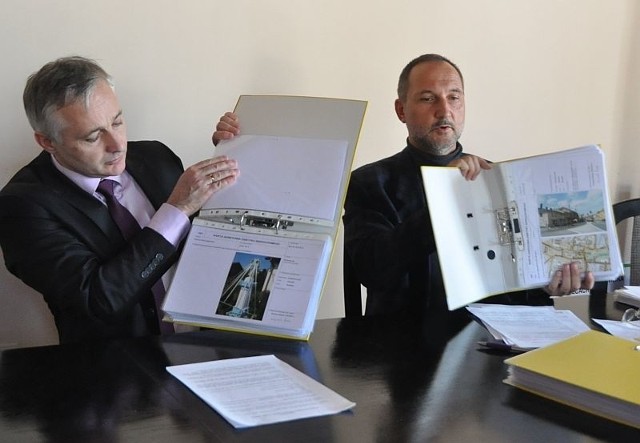 - Każdy obiekt zabytkowy ma swoją kartę adresową - pokazują burmistrz Michał Cichocki i Wojciech Pasek