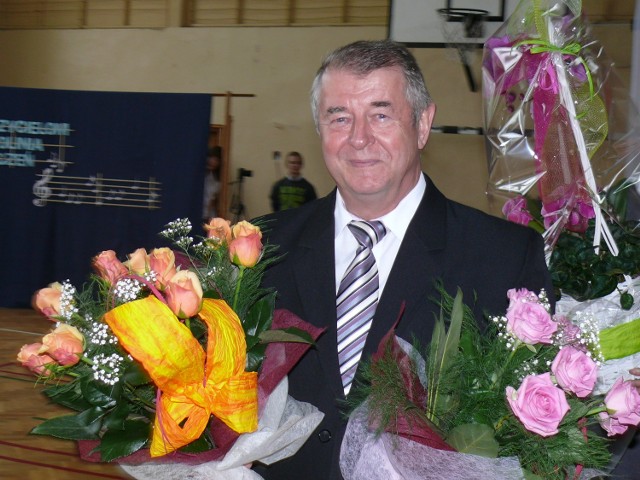 Wiesław Piech odszedł ze szkoły zasypany kwiatami. Grono pedagogiczne i uczniowie pożegnali go owacją na stojąco.