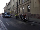 Wypadek na Jagiellońskiej w Bydgoszczy. Zderzenie auta osobowego z motocyklem. Kierowca auta chciał uciekać