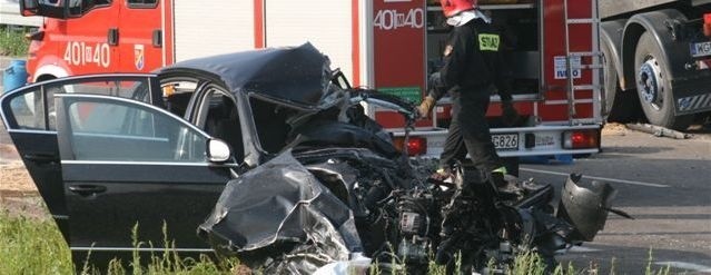 Z ostatniej chwili: straszny wypadek za Białobrzegami. Człowiek zmiażdżony w samochodzie! (zdjęcia)