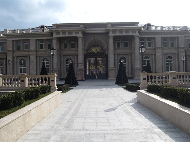 Wejście główne do pałacu Władimira Putina, który został zaprojektowany przez oskarżonego architekta