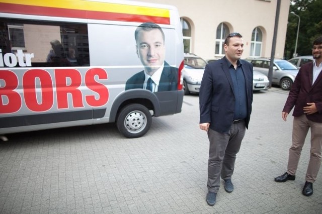 Radny Bors i jego bus.