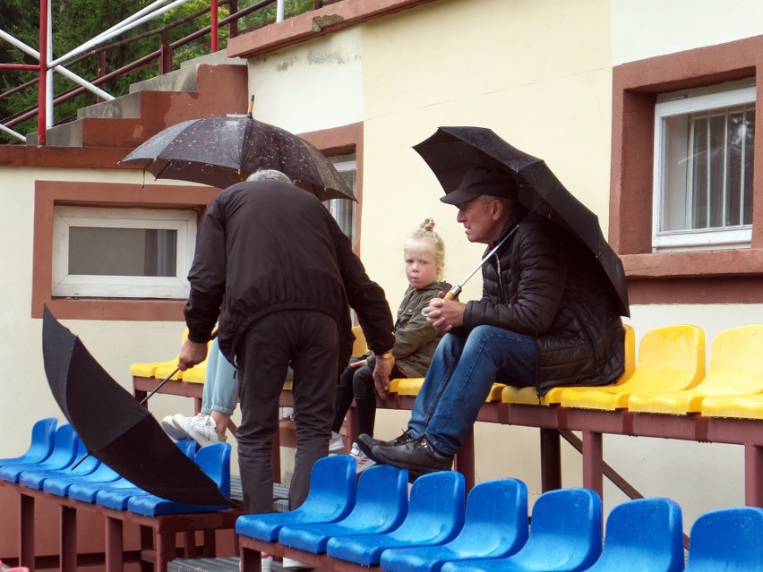 Orzeł Przeworsk (czerwone stroje) pokonał Start Lisie Jamy.