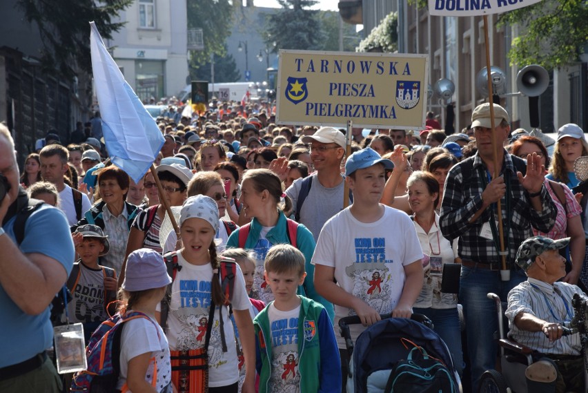 Piesza Pielgrzymka Tarnowska 2018 jest już w drodze na Jasną Górę [ZDJĘCIA Z WYJŚCIA]